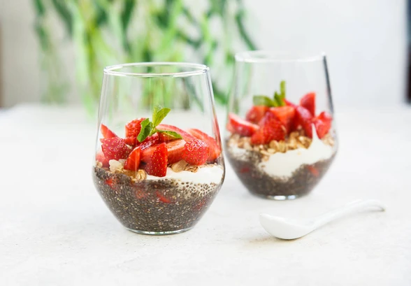 Рецепт «Десерт чиа-кранч-клубника»