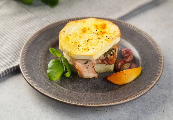 Рецепт «Стейки индейки, запечённые с&nbsp;ямсом и&nbsp;чесноком»