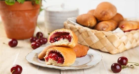 Пирожки с&nbsp;малиной и&nbsp;дачными ягодами