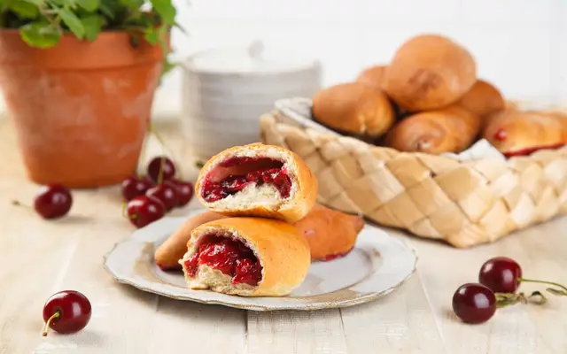 Пирожки с&nbsp;малиной и&nbsp;дачными ягодами