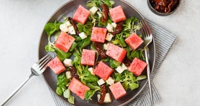 Салат из&nbsp;арбуза с&nbsp;брынзой и&nbsp;вялеными томатами