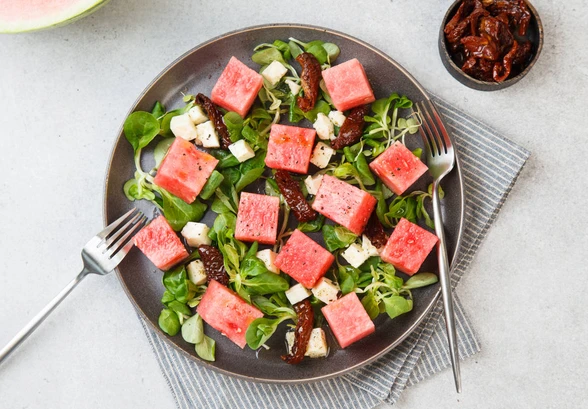 Рецепт «Салат из&nbsp;арбуза с&nbsp;брынзой и&nbsp;вялеными томатами»