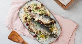 Скумбрия с&nbsp;рисом, вялеными томатами и&nbsp;оливками