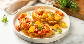 Тосты из&nbsp;чиабатты с&nbsp;сальсой из&nbsp;томатов и&nbsp;фасоли