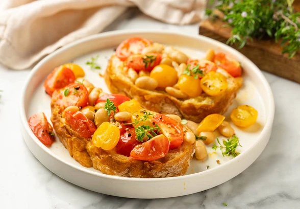 Рецепт «Тосты из&nbsp;чиабатты с&nbsp;сальсой из&nbsp;томатов и&nbsp;фасоли»