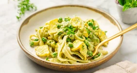 Фетучини с&nbsp;соусом из&nbsp;кешью, горошком и&nbsp;патиссонами