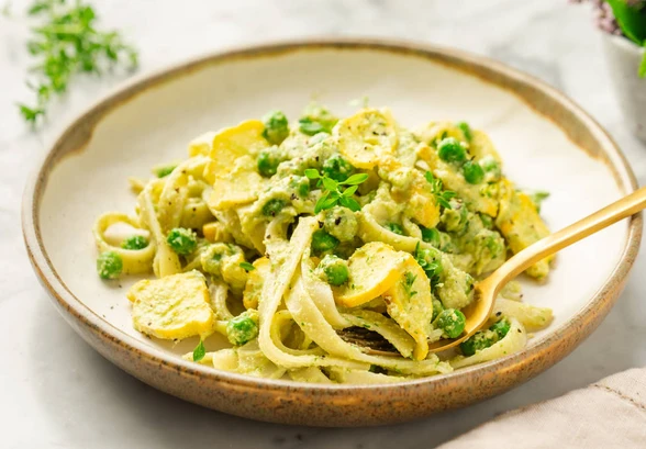 Рецепт «Фетучини с&nbsp;соусом из&nbsp;кешью, горошком и&nbsp;патиссонами»