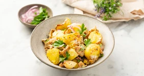 Салат с&nbsp;молодым картофелем и&nbsp;лисичками