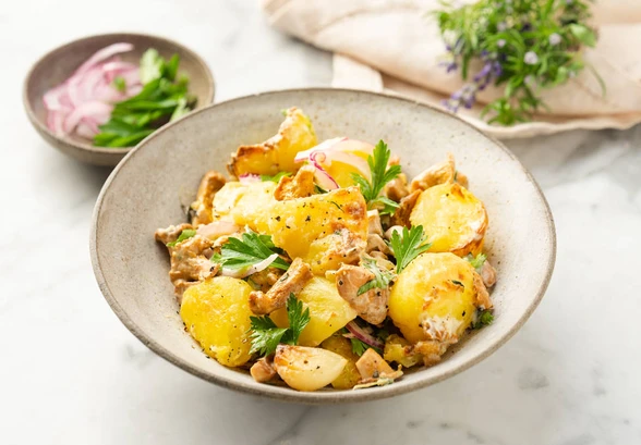 Рецепт «Салат с&nbsp;молодым картофелем и&nbsp;лисичками»