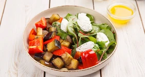 Салат с&nbsp;баклажаном и&nbsp;творожным сыром