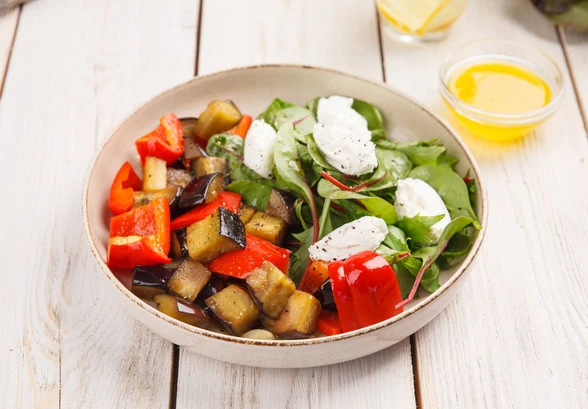 Рецепт «Салат с&nbsp;баклажаном и&nbsp;творожным сыром»