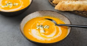 Морковно-тыквенный суп на&nbsp;кокосовом молоке с&nbsp;горгонзолой