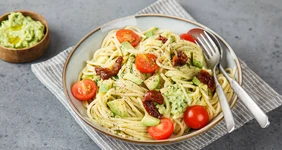 Спагетти с&nbsp;авокадо