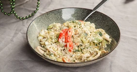 Крабовый салат с&nbsp;кальмаром и&nbsp;авокадо