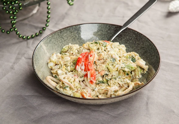 Рецепт «Крабовый салат с&nbsp;кальмаром и&nbsp;авокадо»