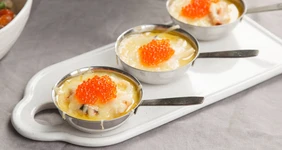 Жюльен из&nbsp;морепродуктов с&nbsp;икрой