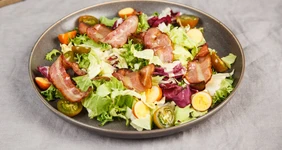 Салат с&nbsp;вяленой уткой и&nbsp;перепелиными яйцами