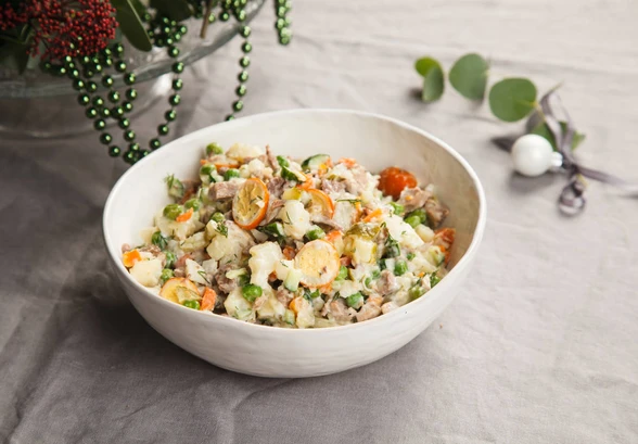 Рецепт «Оливье с&nbsp;копчёными яйцами и&nbsp;языком»