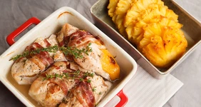 Куриные грудки с&nbsp;манго в&nbsp;беконе с&nbsp;печёным ананасом