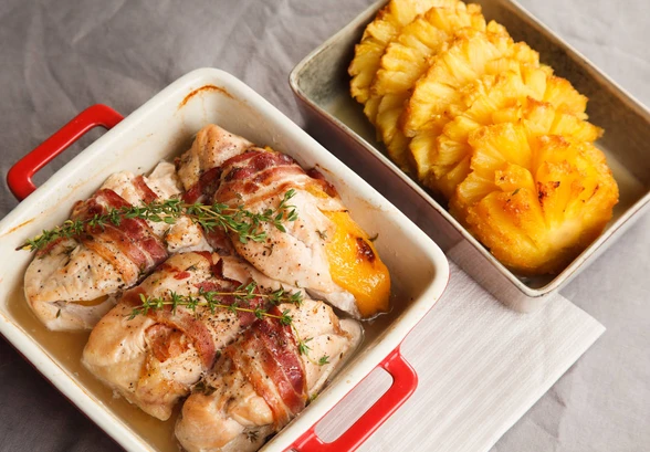 Рецепт «Куриные грудки с&nbsp;манго в&nbsp;беконе с&nbsp;печёным ананасом»