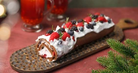 Шоколадный рулет с&nbsp;вишней и&nbsp;маскарпоне