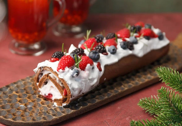 Рецепт «Шоколадный рулет с&nbsp;вишней и&nbsp;маскарпоне»