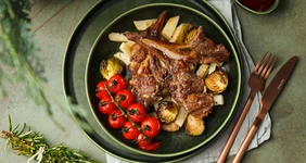 Баранья корейка с&nbsp;печёными овощами