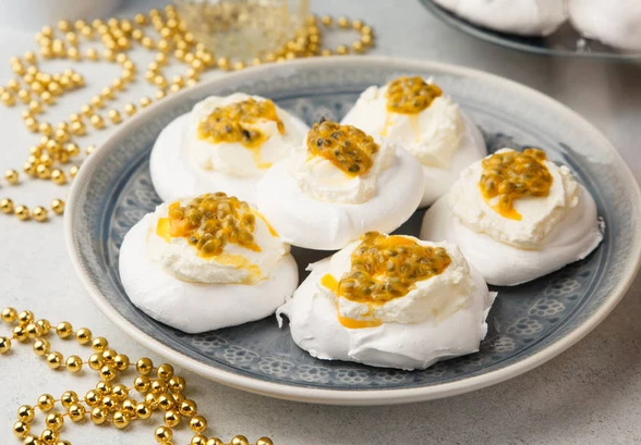 Рецепт «Меренги с&nbsp;кремом и&nbsp;маракуйей»