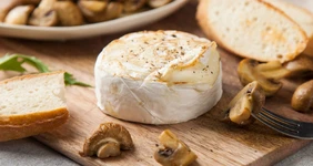 Запечённый сыр Бри с&nbsp;шампиньонами