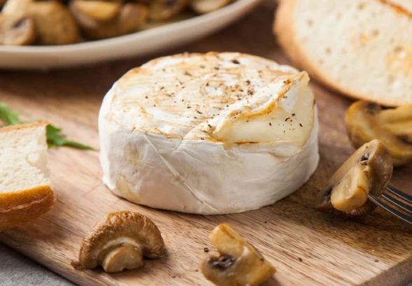 Рецепт «Простые рецепты: запечённый сыр Бри с&nbsp;грибами шампиньонами»