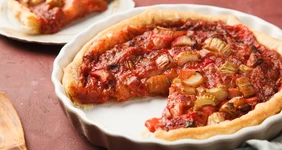 Пирог с&nbsp;ревенем и&nbsp;клубникой