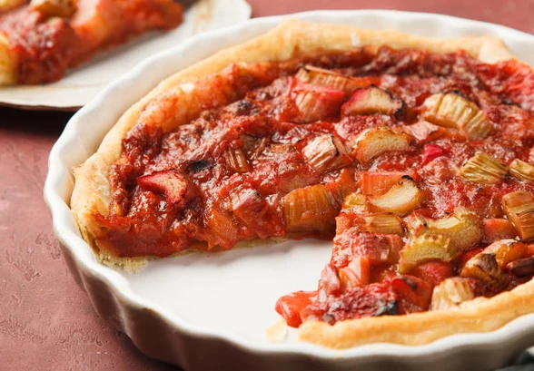 Рецепт «Пирог с&nbsp;ревенем и&nbsp;клубникой»