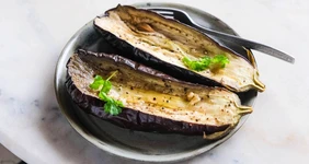 Баклажаны с&nbsp;чесноком на&nbsp;гриле