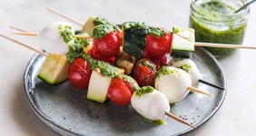 Быстрые шашлычки из&nbsp;цукини, черри и&nbsp;мини-моцареллы