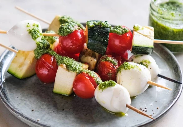 Рецепт «Быстрые шашлычки из&nbsp;цукини, черри и&nbsp;мини-моцареллы»