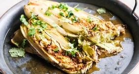 Пекинская капуста по-азиатски с&nbsp;чесноком и&nbsp;соевым соусом