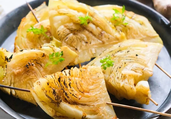 Рецепт «Стейк из&nbsp;б/к капусты с&nbsp;кунжутным маслом на&nbsp;шпажке»