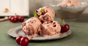 Сливочное мороженое с&nbsp;вишней