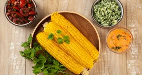 Горячая кукуруза с&nbsp;тремя соусами