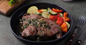 Чак Ай Ролл с&nbsp;овощным гарниром и&nbsp;соусом из&nbsp;зелени