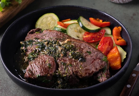 Рецепт «Чак Ай Ролл с&nbsp;овощным гарниром и&nbsp;соусом из&nbsp;зелени»