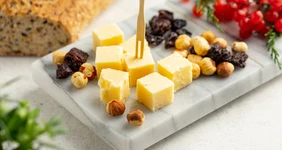Сыр и&nbsp;мёд: как выбрать сочетания и&nbsp;подать сырную тарелку