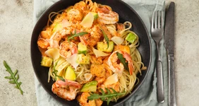 Спагетти с&nbsp;креветками и&nbsp;цукини в&nbsp;сливочно-томатном соусе