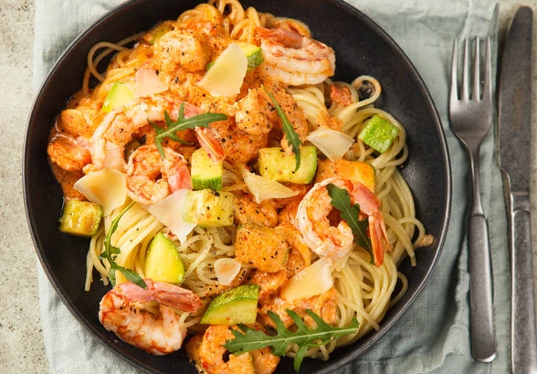 Рецепт «Спагетти с&nbsp;креветками и&nbsp;цукини в&nbsp;сливочно-томатном соусе»