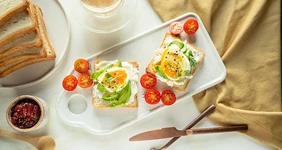 Авокадо-тост с&nbsp;яйцом и&nbsp;творожным сыром