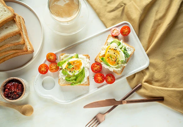 Рецепт «Авокадо-тост с&nbsp;яйцом и&nbsp;творожным сыром»