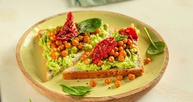 Авокадо-тост с&nbsp;нутом и&nbsp;вялеными томатами