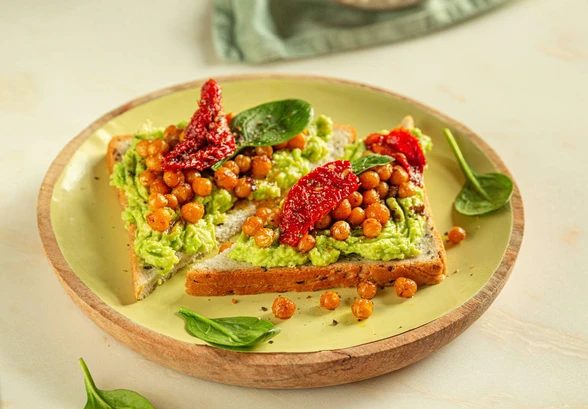 Рецепт «Авокадо-тост с&nbsp;нутом и&nbsp;вялеными томатами»