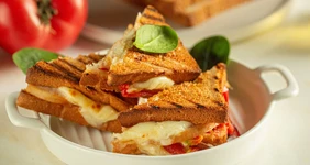 Горячий тост с&nbsp;курицей и&nbsp;сыром