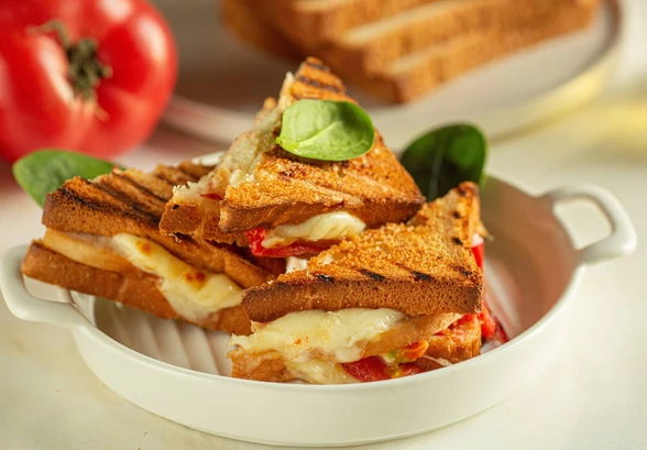 Рецепт «Горячий тост с&nbsp;курицей и&nbsp;сыром»